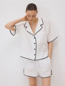 Koszula z bawełnianego muślinu - biały. Białe koszule Reserved, l, bez wzorów, z bawełny, bez kołnierzyka, bez ramiączek. W wyprzedaży za 59,99 zł.
