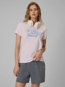 4F T-shirt regular z nadrukiem damski - różowy M. Czerwone t-shirty 4f, m, bez wzorów, z bawełny, bez kołnierzyka, bez ramiączek. Za 59,99 zł.
