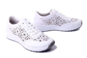 RIEKER N6506-80 white, półbuty letnie damskie. Białe półbuty Rieker, na lato, w ażurowe wzory, bez obcasa, na koturnie, bez zapięcia. Za 287,92 zł.