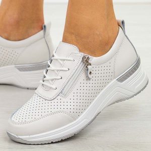 Białe skórzane półbuty damskie Jezzi 4634. Białe półbuty Jezzi, na jesień, bez wzorów, z jeansu, bez obcasa, bez zapięcia. Za 259,00 zł.