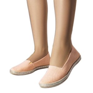 Różowe espadryle damskie Amiral. Czerwone espadryle bez wzorów, z tkaniny, bez obcasa. Za 66,39 zł.