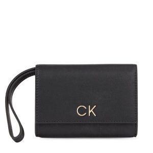 Portfel Calvin Klein. Czarne portfele Calvin Klein, bez wzorów. Za 379,99 zł.