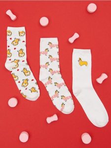 Skarpetki 3 pack corgi - kremowy. Białe skarpetki Sinsay, bez wzorów. W wyprzedaży za 8,99 zł.