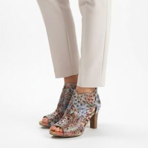 Sandały damskie Laura Vita, ze skóry naturalnej z ażurowymi wycięciami w ozdobny wzór i metalicznym wykończeniem, kolorowe, 048 SL316D-4JBS. Niebieskie sandały LAURA VITA, w ażurowe wzory, ze skóry, bez obcasa, na obcasie, bez zapięcia. Za 419,00 zł.