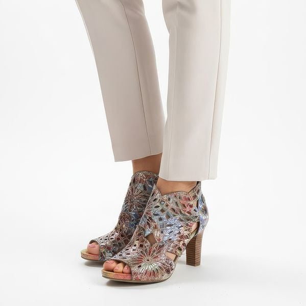 Sandały damskie Laura Vita, ze skóry naturalnej z ażurowymi wycięciami w ozdobny wzór i metalicznym wykończeniem, kolorowe, 048 SL316D-4JBS. Niebieskie sandały LAURA VITA, w ażurowe wzory, ze skóry, bez obcasa, na obcasie, bez zapięcia. Za 377,90 zł.