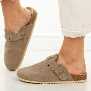 J. Brązowe skórzane klapki damskie Vinceza 101332. Brązowe klapki VINCEZA, bez wzorów, z bawełny, bez obcasa, na płaskiej podeszwie. Za 159,00 zł.