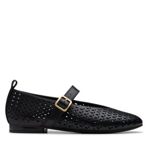 Półbuty Clarks. Czarne półbuty Clarks, bez wzorów, bez obcasa, na płaskiej podeszwie, bez zapięcia. Za 452,99 zł.