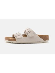 Birkenstock Skórzane klapki "Arizona" w kolorze kremowym rozmiar: 38. Brązowe klapki Birkenstock, bez wzorów, ze skóry, z otwartym noskiem, bez obcasa. Za 434,85 zł.