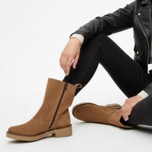 Botki damskie Hee, zamszowe na płaskim obcasie i zapinane na zamek, whisky, 25740. Brązowe botki Hee, na jesień, bez wzorów, z jeansu, bez obcasa, na obcasie, bez zapięcia. Za 467,99 zł.