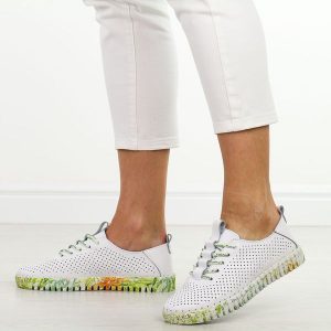 Biało zielone skórzane półbuty damskie T.Sokolski W26-609. Białe półbuty Sokolski, na jesień, w ażurowe wzory, z jeansu, bez obcasa, na płaskiej podeszwie, bez zapięcia. Za 199,00 zł.