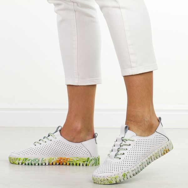 Biało zielone skórzane półbuty damskie T.Sokolski W26-609. Białe półbuty Sokolski, na jesień, w ażurowe wzory, z jeansu, bez obcasa, na płaskiej podeszwie, bez zapięcia. Za 199,00 zł.