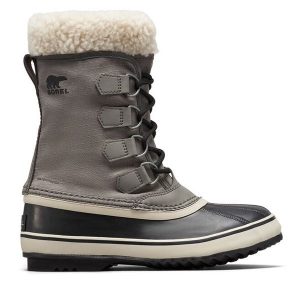 Śniegowce Sorel. Szare buty zimowe Sorel, bez obcasa, bez zapięcia. Za 359,99 zł.