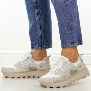 Białe skórzane półbuty damskie Filippo Dp7560/26. Szare półbuty Filippo, na lato, bez wzorów, z dresówki, z okrągłym noskiem, bez obcasa, na platformie, bez zapięcia. Za 269,00 zł.