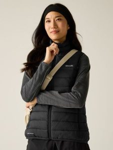 Regatta Kamizelka pikowana "Marizion" w kolorze czarnym rozmiar: 46. Czarne kamizelki Regatta, bez wzorów, bez kołnierzyka, bez ramiączek, bez kaptura. Za 130,99 zł.