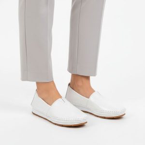 Półbuty damskie S.Barski, cholewka ze skóry naturalnej gładkiej wsuwany fason elastyczne wstawki po bokach widoczne przeszycia wokół noska niski prof. Szare półbuty S.BARSKI, bez wzorów, ze skóry, bez obcasa, na płaskiej podeszwie, bez zapięcia. Za 169,00 zł.