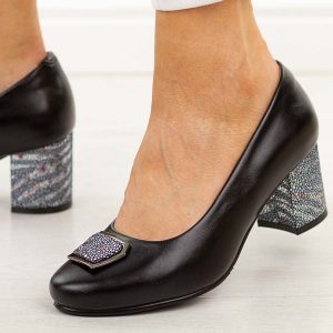 Czarne skórzane czółenka damskie Potocki 19411. Czarne czółenka POTOCKI, bez wzorów, ze skóry, z okrągłym noskiem, bez obcasa, na słupku, bez zapięcia. Za 219,00 zł.