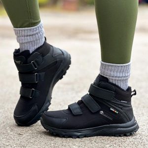 Czarne zimowe śniegowce damskie z membraną na rzepy American Club Soft. Czarne buty zimowe American CLUB, z materiału, bez obcasa, bez zapięcia. Za 209,00 zł.