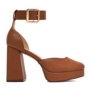 Czółenka DeeZee. Brązowe czółenka DeeZee, bez wzorów, bez obcasa, bez zapięcia. Za 159,99 zł.