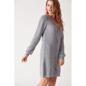 Sweter w kolorze szarym. Szare długie swetry marki Robin, z okrągłym kołnierzem. W wyprzedaży za 159,95 zł.