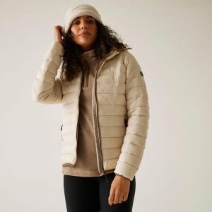 Marizion Damska kurtka turystyczna z przegrodami z kapturem. Białe kurtki Regatta, bez wzorów, z puchu, z kapturem. Za 337,50 zł.