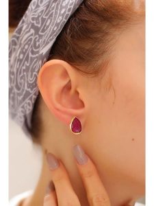 Pierres delicates Pozłacane kolczyki-wkrętki z rubinami rozmiar: onesize. Żółte kolczyki Pierres delicates, z rubinem, pozłacane. Za 39,99 zł.