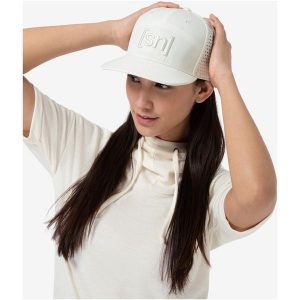 Czapka z daszkiem SUPER.NATURAL Action Cap. Białe czapki super.natural, bez wzorów, sportowe. Za 140,71 zł.