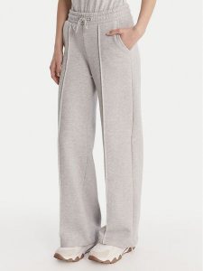 Guess Spodnie dresowe V6RB17 K9V31 Szary Regular Fit. Szare spodnie dresowe Guess, m, z aplikacjami, z bawełny. Za 349,99 zł.