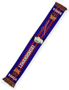 FC Barcelona 25-26, oficjalny szalik - podpisany przez Roberta Lewandowskiego. Czerwone szaliki FC BARCELONA, bez wzorów, z bawełny. Za 133,50 zł.