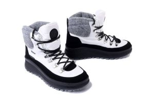 MANITU 990584-03 weiss, śniegowce damskie. Białe buty zimowe Manitu, z polaru, bez obcasa, na koturnie, bez zapięcia. Za 549,90 zł.