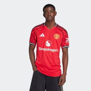 Koszulka piłkarska ADIDAS Manchester United 25/26 domowa. Czerwone bluzki ADIDAS, l, bez wzorów, sportowe, bez kołnierzyka, bez ramiączek. Za 319,99 zł.