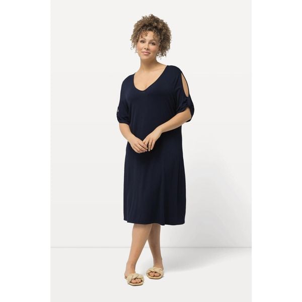 Damskie Sukienka plażowa z dżerseju dekolt w serek ozdobne tasiemki rękaw 1/2. Niebieskie sukienki Ulla Popken, na plażę, plus size, bez wzorów, z dżerseju, sportowe, bez kołnierzyka, plus size, bez ramiączek, sportowe. Za 239,99 zł.