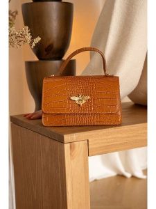 Christian Laurier Skórzana torebka "Lily" w kolorze karmelowym - 19 x 11 x 7,5 cm rozmiar: onesize. Brązowe torebki klasyczne Christian Laurier, bez wzorów, z materiału, bez dodatków. Za 239,99 zł.