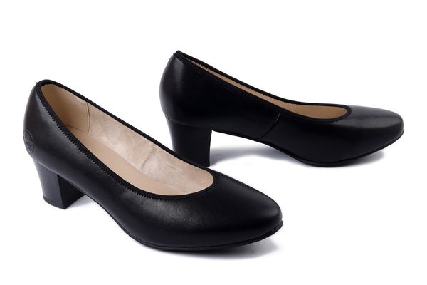 RIEKER 44650-04 black, czółenka damskie. Czarne czółenka Rieker, bez wzorów, bez obcasa, na obcasie, bez zapięcia. Za 271,92 zł.