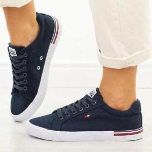 Granatowe trampki damskie American Club Lh116. Niebieskie trampki American CLUB, bez wzorów, z jeansu, bez zapięcia. Za 99,00 zł.