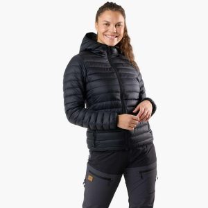 Kurtka outdoor hiking damska Swedemount Lofoten Hood Jacket wodoodporna. Czarne kurtki SWEDEMOUNT, bez wzorów, z puchu, bez kaptura. Za 499,99 zł.