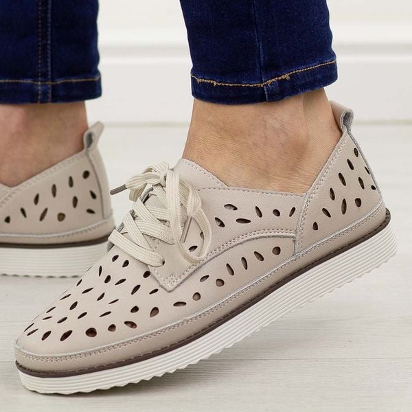 Beżowe ażurowe skórzane półbuty damskie S.Barski 51-610. Brązowe półbuty S.BARSKI, na jesień, w ażurowe wzory, ze skóry, bez obcasa, bez zapięcia. Za 219,00 zł.