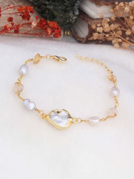 Pierres delicates Pozłacana bransoletka z masą perłową i cytrynami rozmiar: onesize. Białe bransoletki Pierres delicates, z cytrynem, pozłacane. Za 100,28 zł.