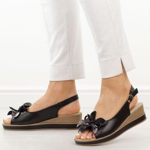 Czarne skórzane sandały damskie na koturnie T.Sokolski L26-679. Czarne sandały Sokolski, z aplikacjami, ze skóry, bez obcasa, na koturnie, bez zapięcia. Za 219,00 zł.