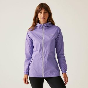 Kurtka trekkingowa damska Pack It Jacket III kieszonkowa przeciwdeszczowa. Czerwone kurtki Regatta, bez wzorów, z softshellu, bez kaptura. Za 129,99 zł.