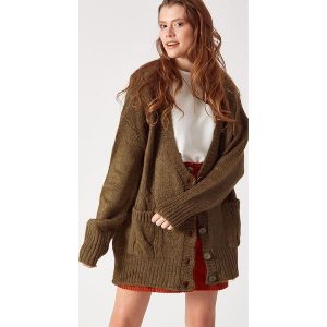 Kardigan w kolorze khaki. Długie swetry marki Robin. W wyprzedaży za 169,95 zł.