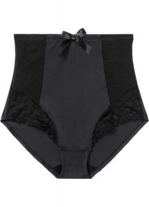 Figi panty shape, średni stopień modelowania sylwetki. Czarne figi bonprix, bez wzorów, z koronki. Za 79,99 zł.