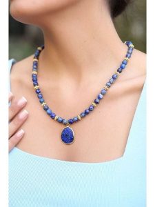 L'Atelier de Gaia Naszyjnik z zawieszką - dł. 50 cm rozmiar: onesize. Niebieskie naszyjniki L'Atelier de Gaia, z lazurytem, z mosiądzu. Za 86,99 zł.