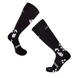 Długie, uciskowe skarpetki podkolanowe w kolorze czarnym. Czarne skarpetki TRY TO FLY, bez wzorów. W wyprzedaży za 86,39 zł.