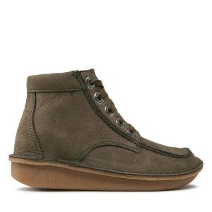 Trzewiki Clarks. Brązowe botki Clarks, bez wzorów, bez obcasa, na płaskiej podeszwie, bez zapięcia. Za 429,99 zł.