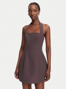 Bardot Sukienka koktajlowa Nevelle 59857DB Brązowy ciemny Slim Fit. Brązowe sukienki Bardot, bez wzorów, z syntetyku, wizytowe, bez kołnierzyka, bez ramiączek. Za 639,99 zł.