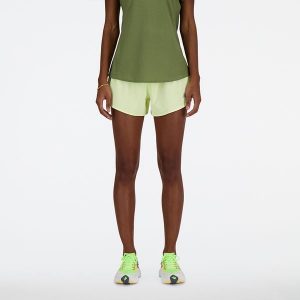 Spodenki damskie New Balance WS41286LLT – zielone. Zielone szorty New Balance, bez wzorów, z materiału, sportowe. Za 299,99 zł.