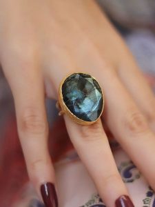 Pierres delicates Pozłacany pierścionek z labradorytem rozmiar: onesize. Niebieskie pierścionki Pierres delicates, z labradorytem, pozłacane. Za 74,46 zł.