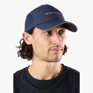 Czapka do biegania unisex Swedemount Ultra Light Running Cap szybkoschnąca. Niebieskie czapki SWEDEMOUNT, bez wzorów. Za 79,99 zł.