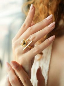 L'Atelier de Gaia Pozłacany pierścionek z tygrysim okiem rozmiar: onesize. Brązowe pierścionki L'Atelier de Gaia, pozłacane. Za 104,64 zł.