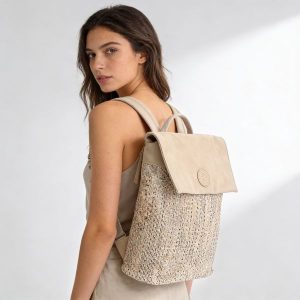 Plecak damski Rieker, z materiału syntetycznego o miękkiej strukturze z klapą i regulowanymi szelkami lekka forma do codziennego użytkowania, beżowy,. Brązowe plecaki Rieker. Za 249,00 zł.